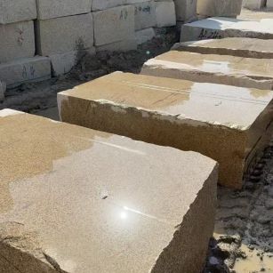 内江 黄金麻方料堆场洗料分选中，原材料充足