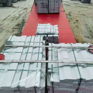 内江 芝麻白仿形加直形路沿石出货日常