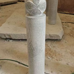 内江 芝麻白花岗岩石材挡车石柱、停车柱、圆柱挡车柱、方柱挡车柱等