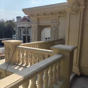 内江 黄金麻别墅外墙干挂雕花配合阳台栏杆花瓶柱