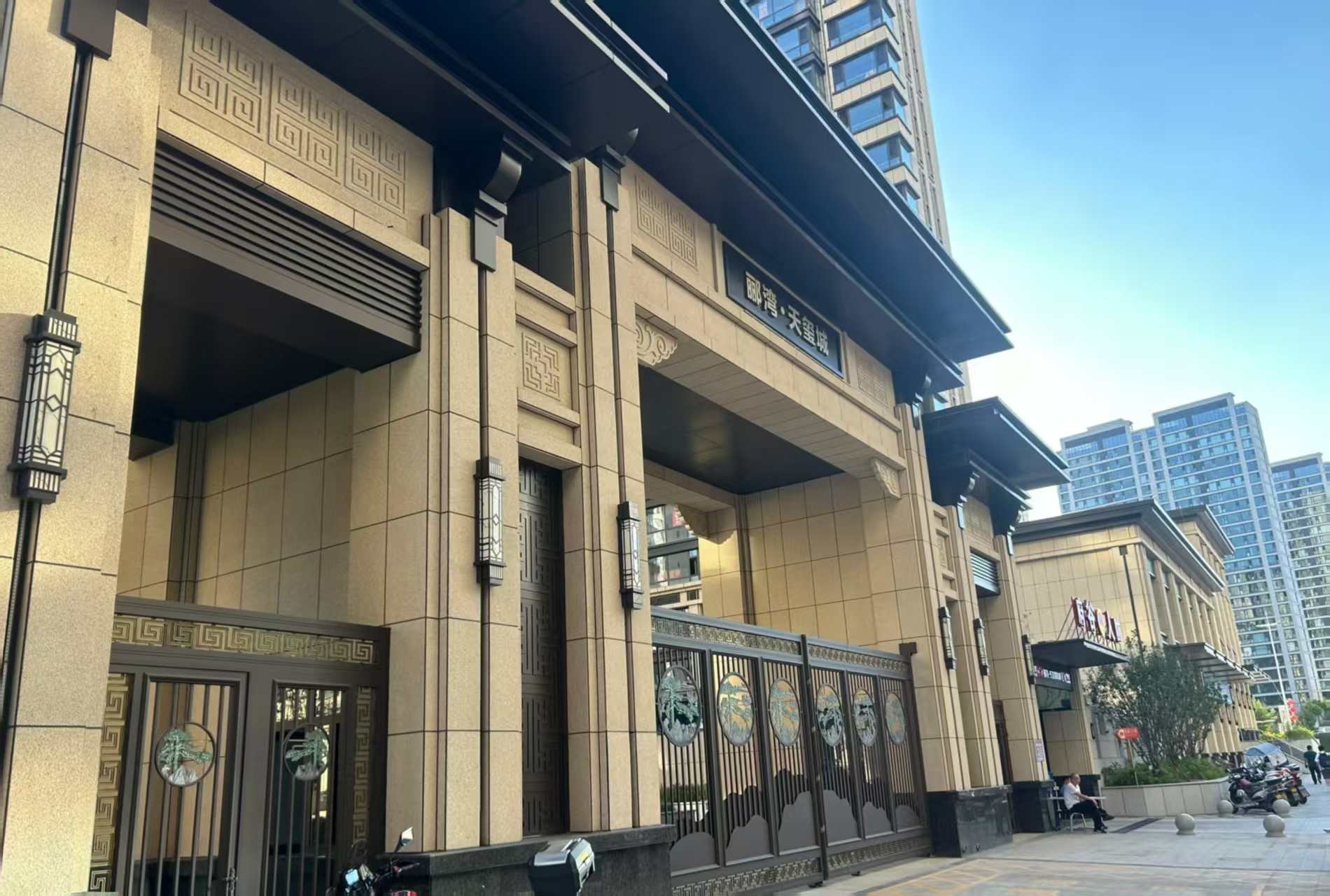 内江 黄金麻花岗岩荔枝面小区门楼外墙干挂