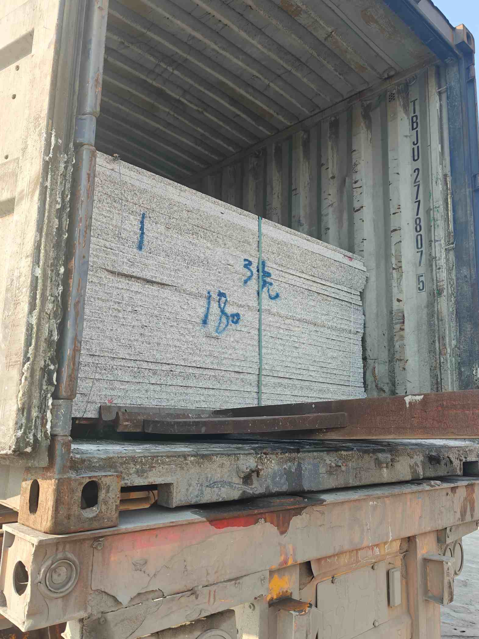 内江 芝麻白花岗岩石材3.0公分光面毛板装柜出货