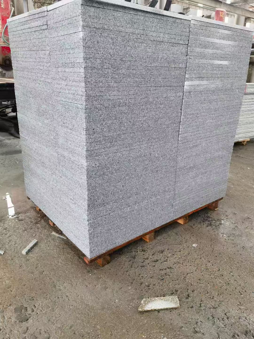 内江 芝麻白火烧面1.8厚300*600地铺石，尺寸标准，厚薄均匀