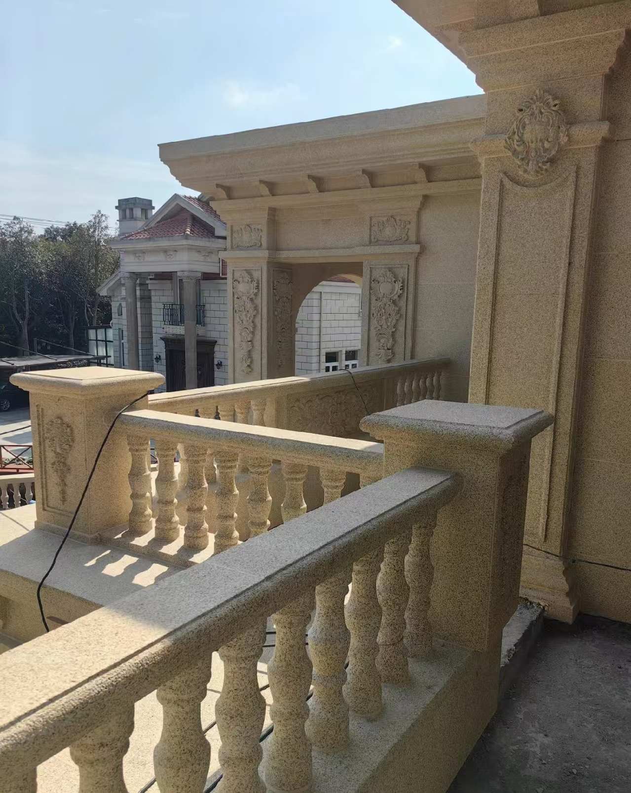 内江 黄金麻别墅外墙干挂雕花配合阳台栏杆花瓶柱