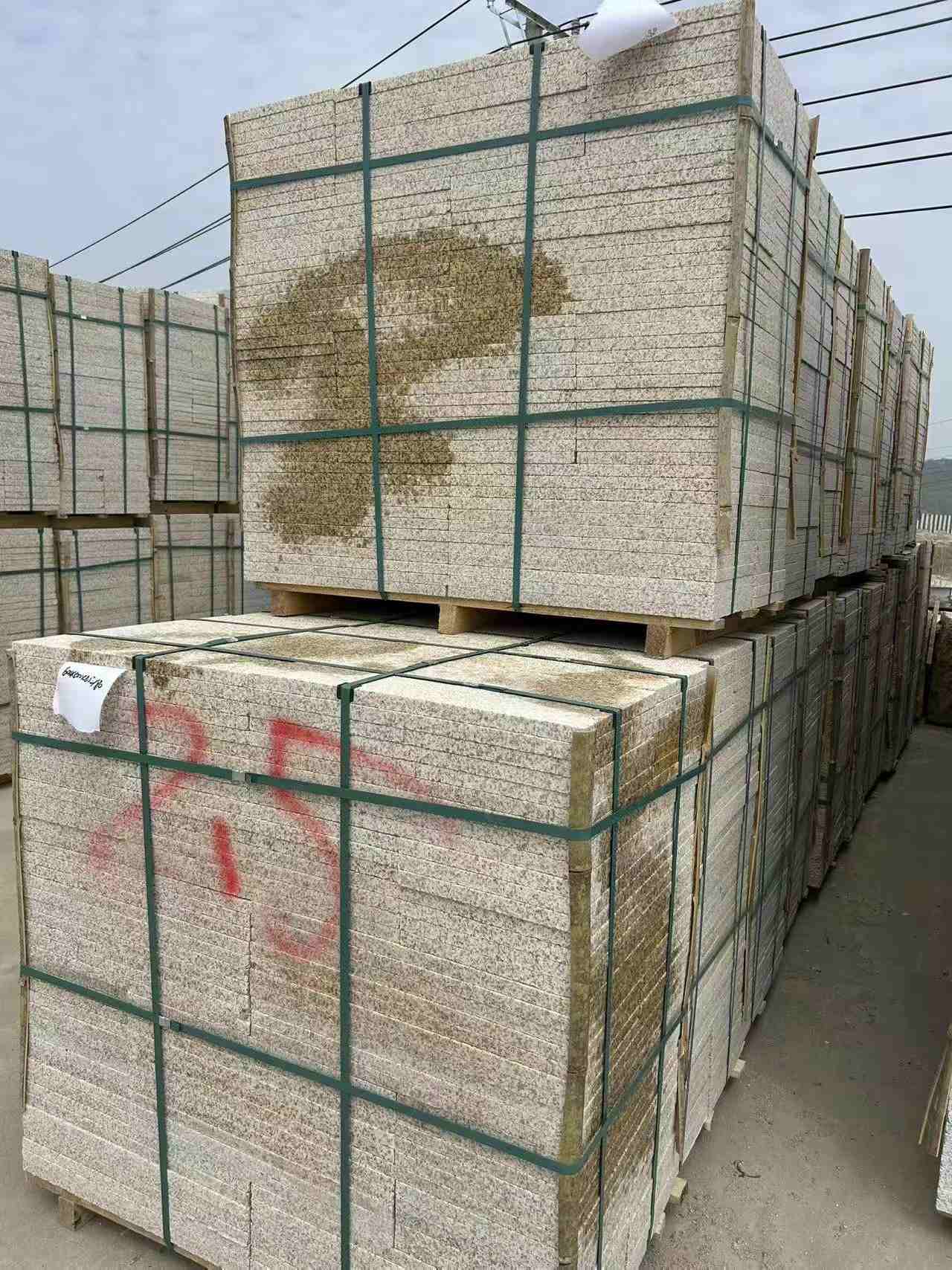 内江 黄金麻花岗岩石材荔枝面地铺石2.5*300*600