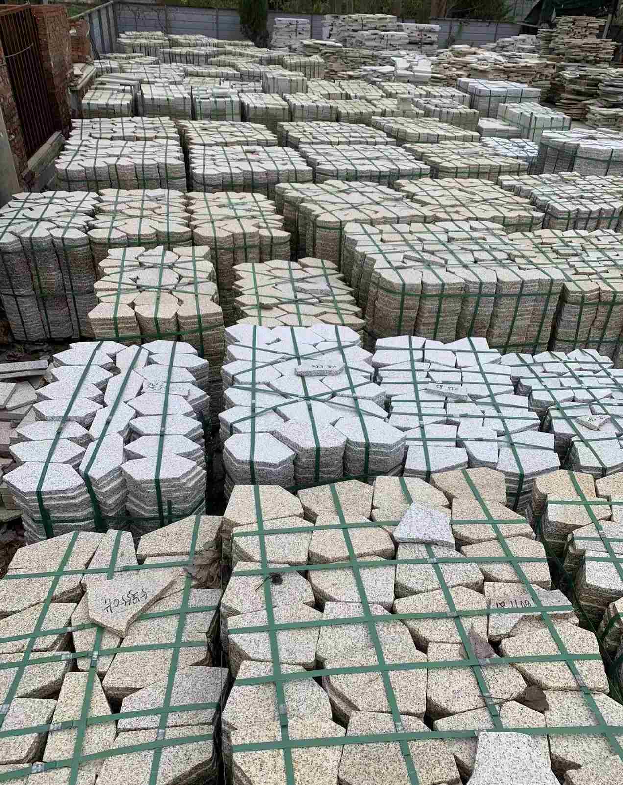 内江 黄金麻白麻花岗岩荔枝面地铺石(冰裂纹)