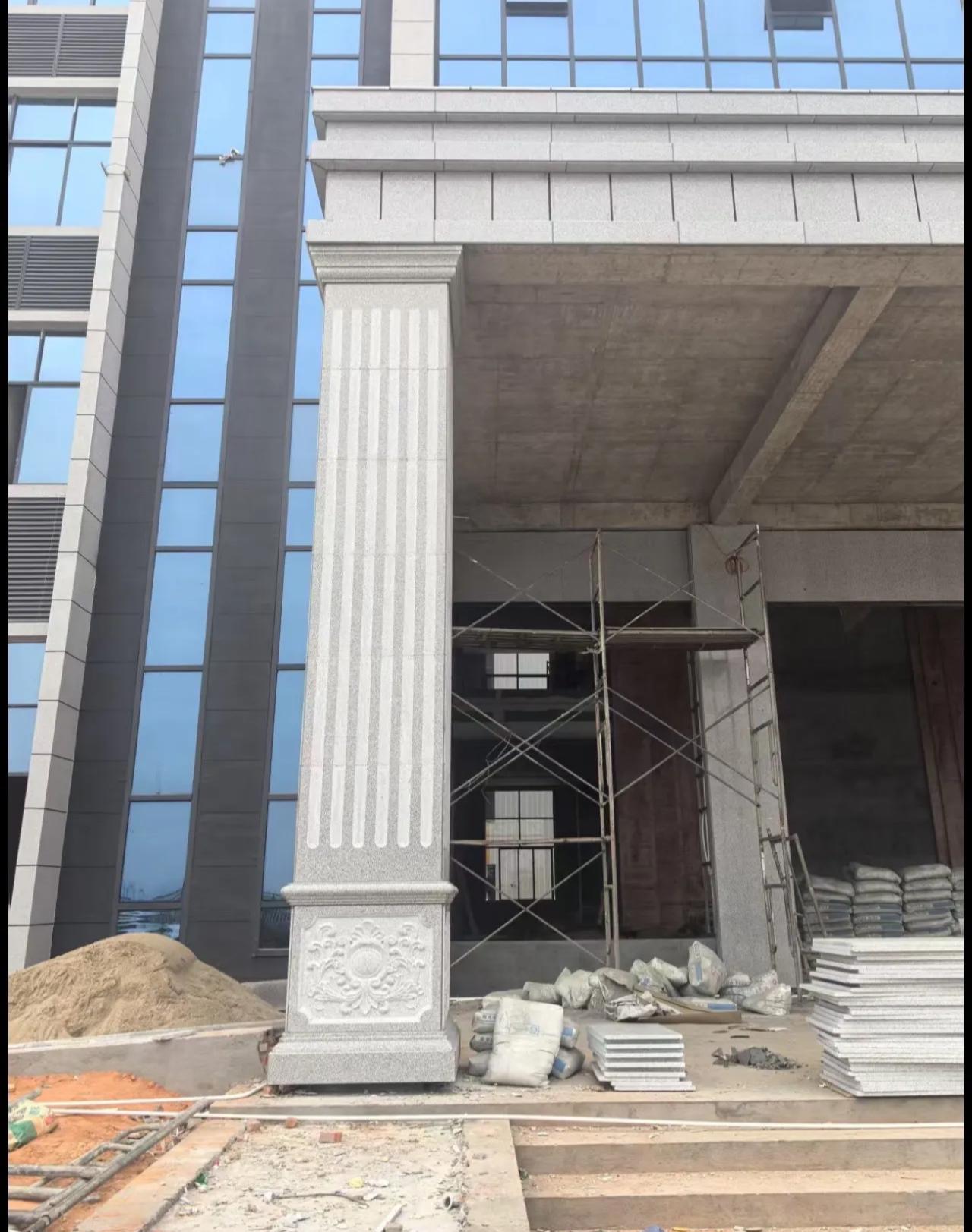 内江 芝麻白光面花岗岩门楼大柱（罗马柱）配雕花底座