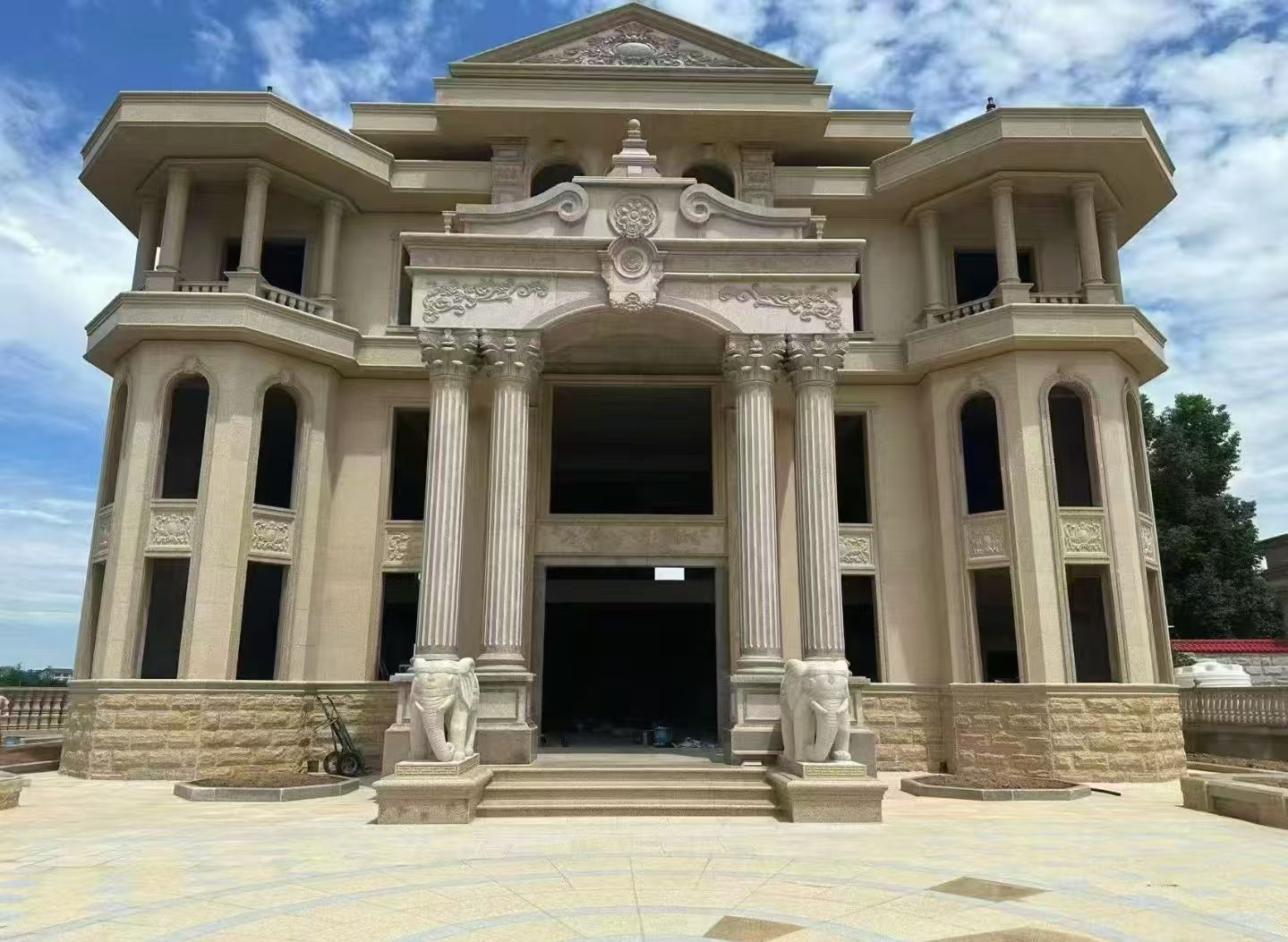 内江 黄金麻别墅外墙干挂，大柱，大象，蘑菇石，雕花板