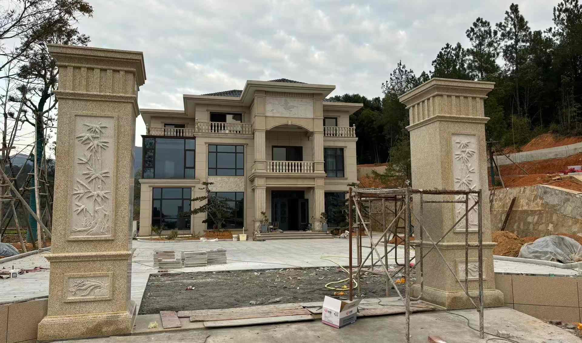 内江 黄金麻花岗岩别墅雕花外墙干挂配上门口雕花罗马柱