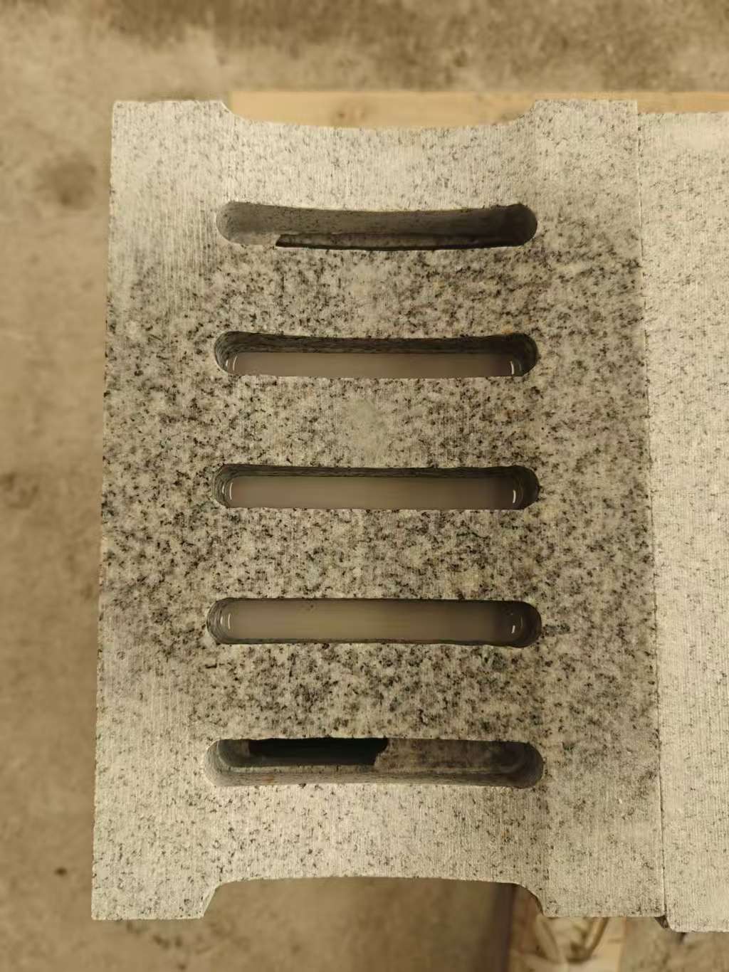 内江 芝麻白拉丝面花岗岩U型开槽排水槽