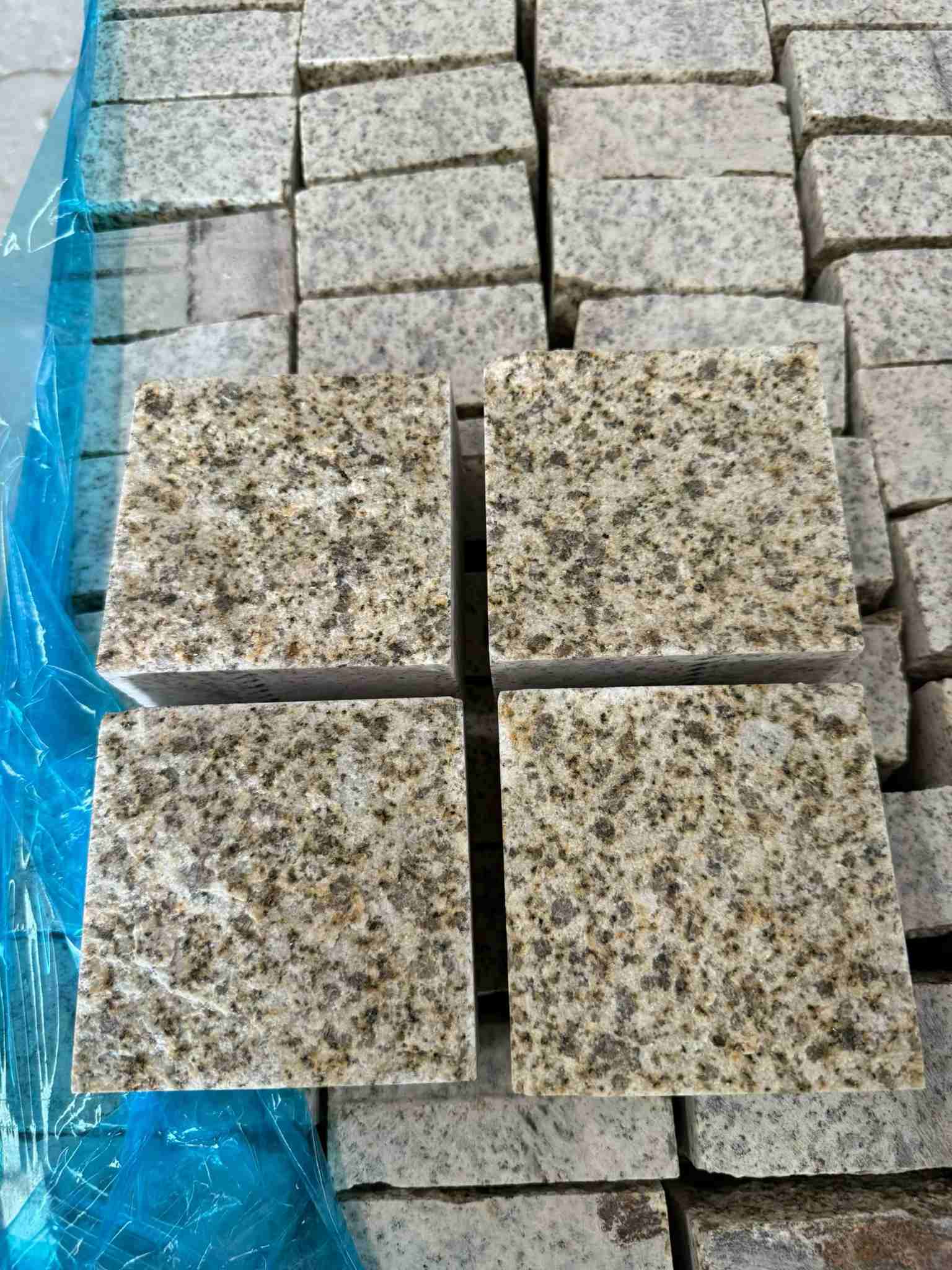 内江 黄金麻花岗岩自然面小方块，弹石，马蹄石等