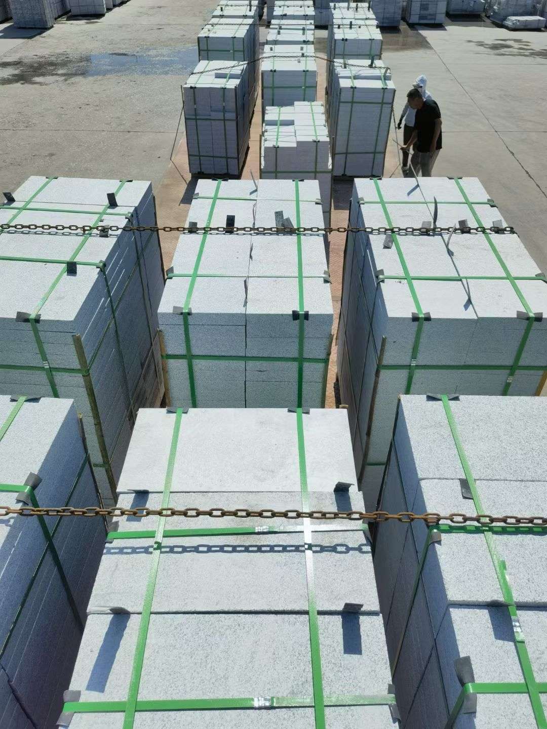 内江 芝麻白花岗岩5公分地铺石 花岗岩厂家工厂装车日常