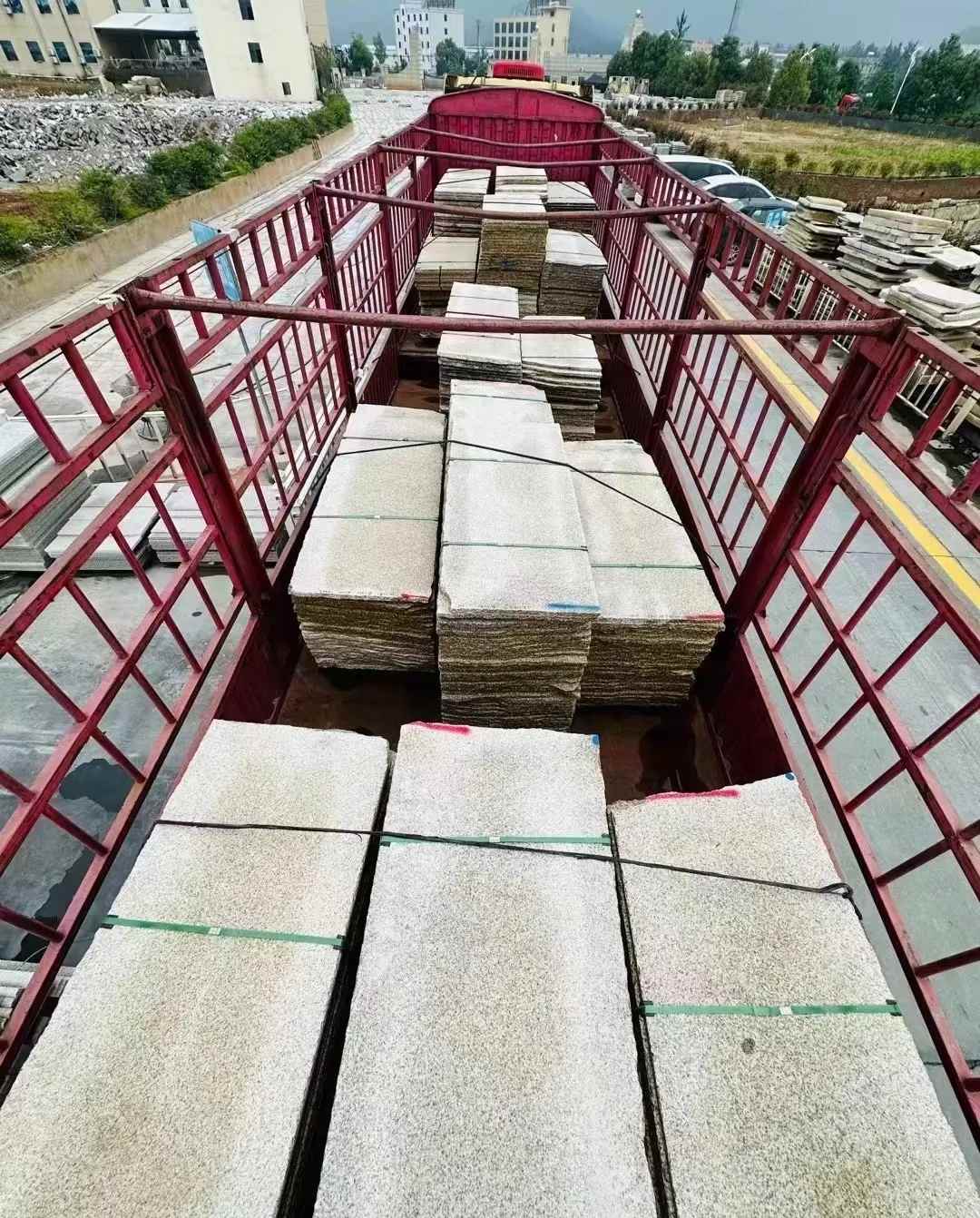 内江 黄金麻花岗岩荔枝面，光面毛板装车完成