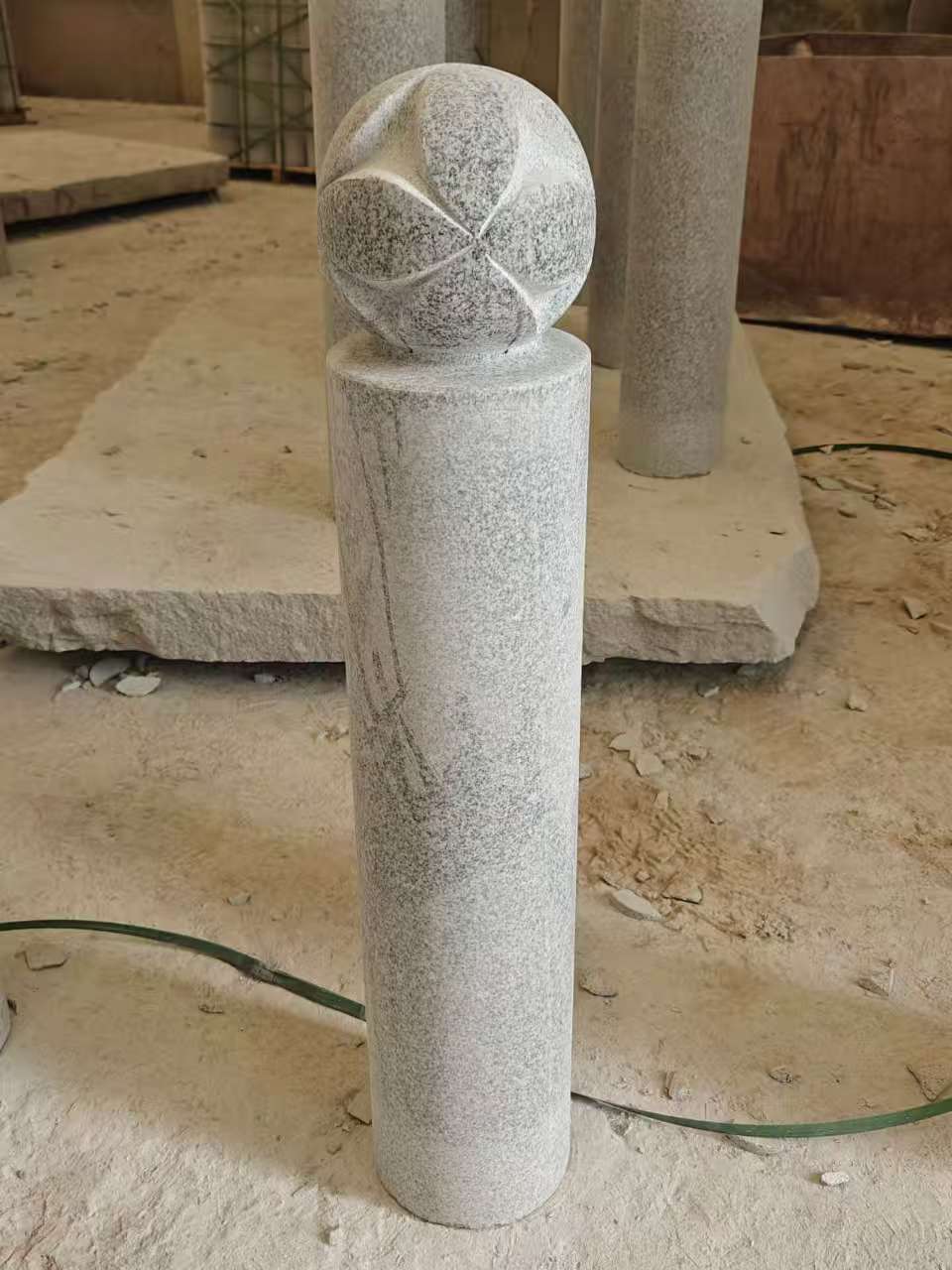 内江 芝麻白花岗岩石材挡车石柱、停车柱、圆柱挡车柱、方柱挡车柱等