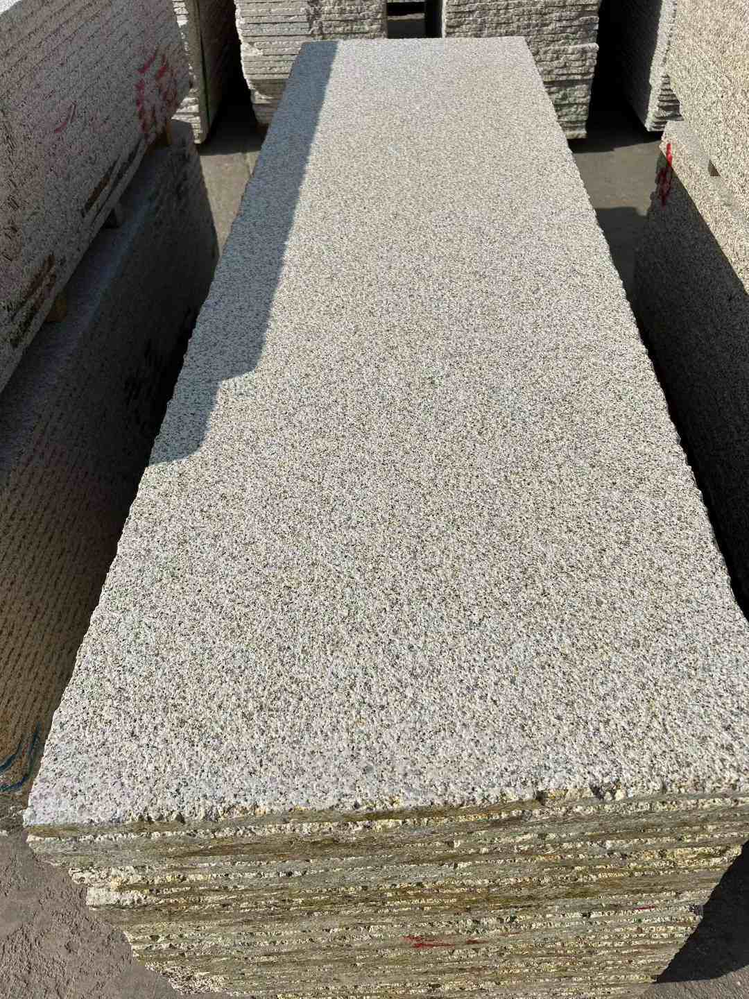 内江 黄金麻花岗岩荔枝面毛板，半成品