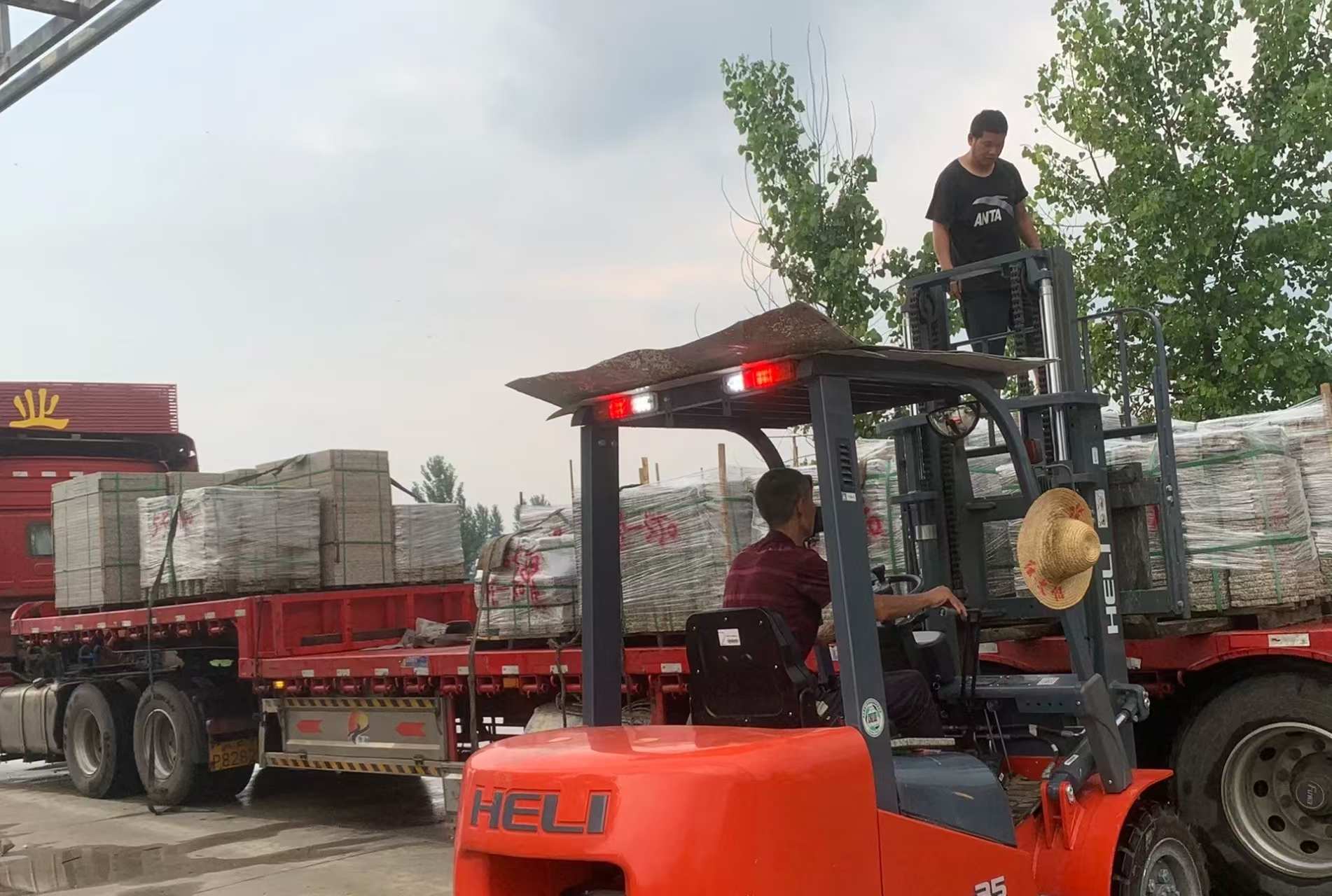 内江 黄金麻冰裂纹，地铺石装车