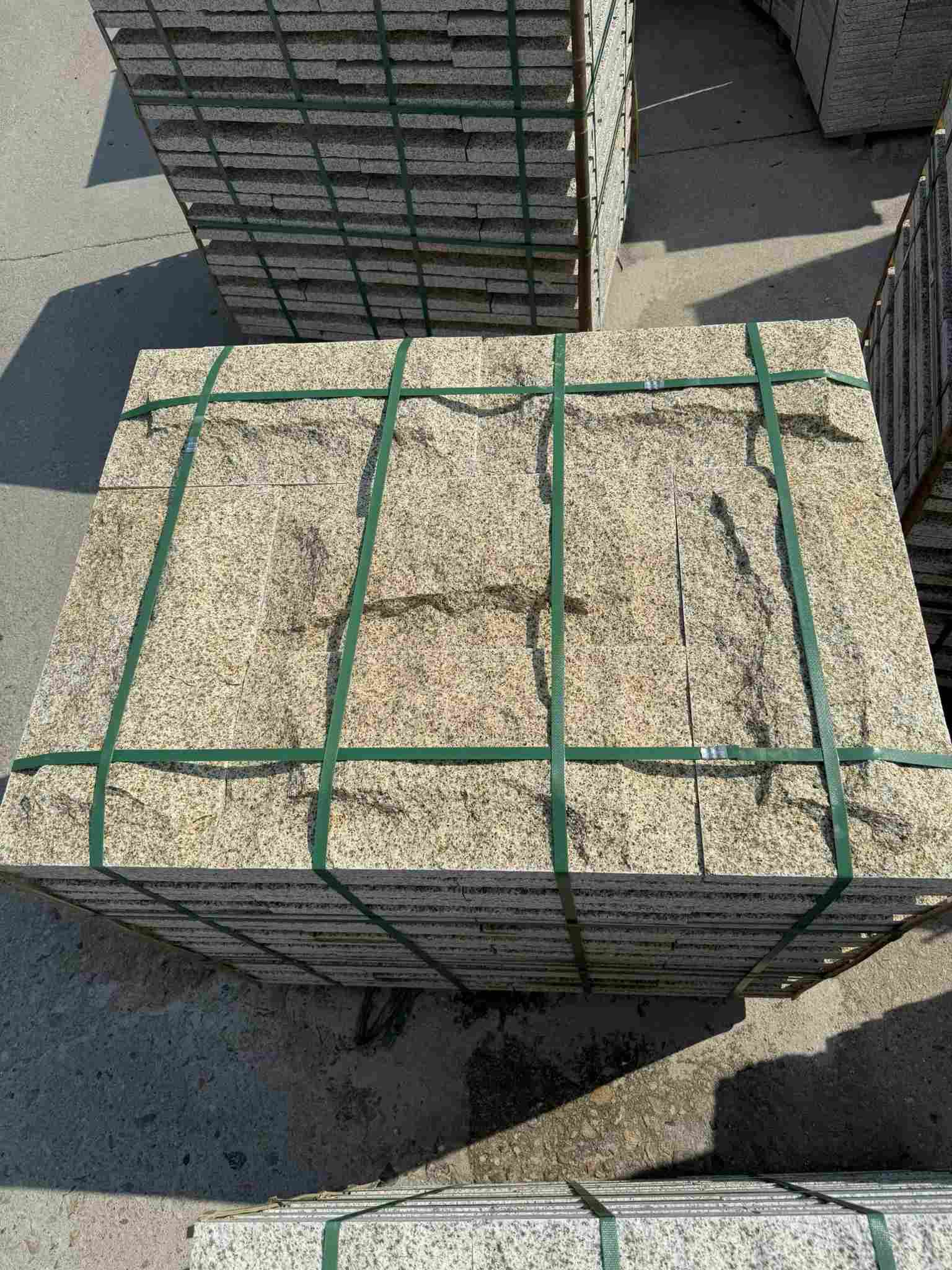 内江 黄金麻花岗岩石材自然面蘑菇石成品