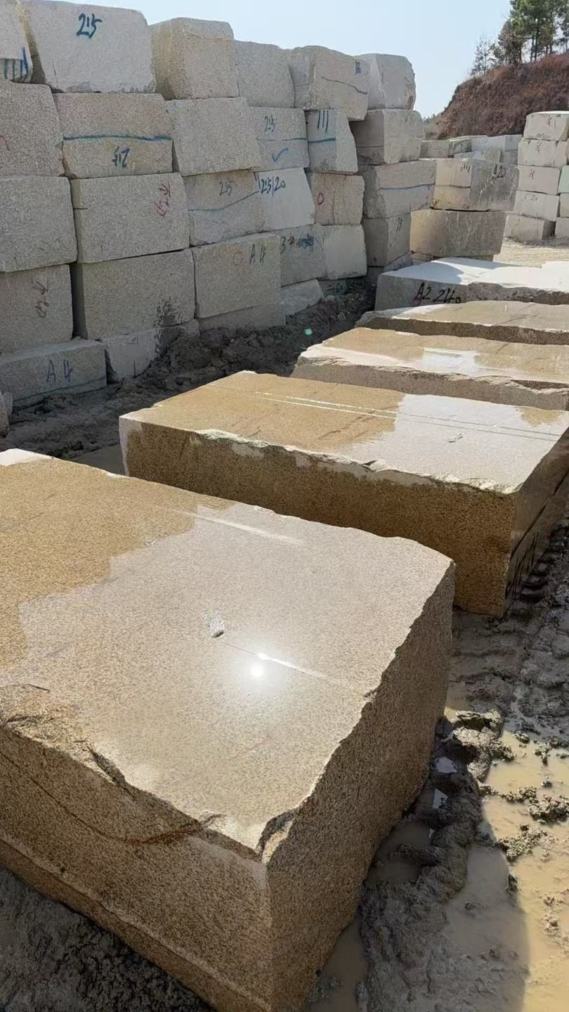 内江 黄金麻方料堆场洗料分选中，原材料充足